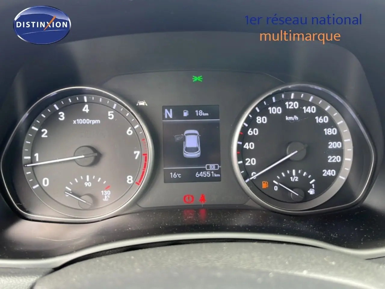 Vue rapprochée du tableau de bord de la Hyundai i30 SW 2023, affichant compte-tours, vitesse et écran central.