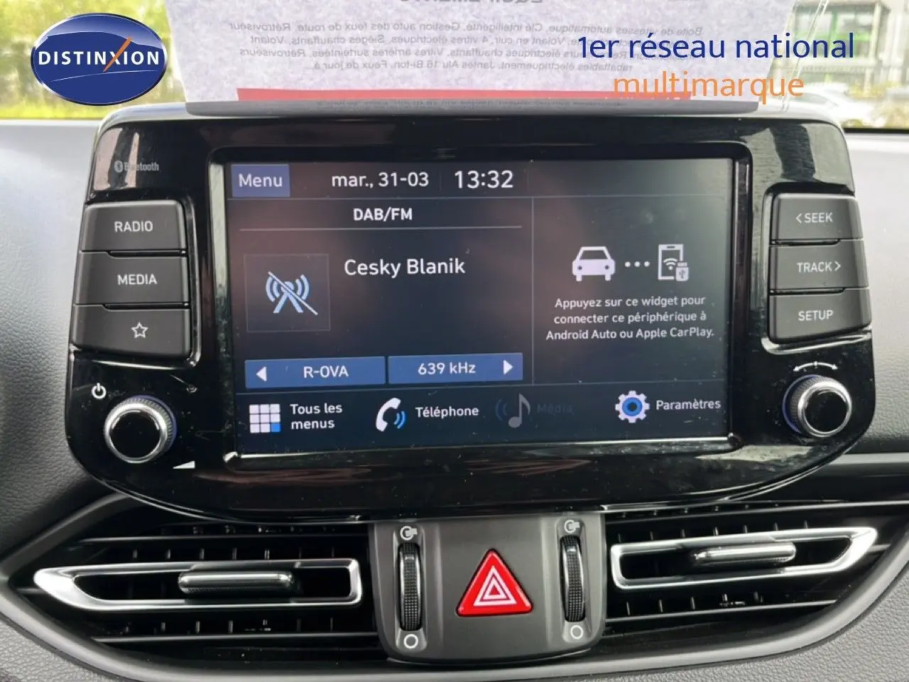 Vue rapprochée de l’écran tactile central de la Hyundai i30 SW 2023 avec commandes et affichage multimédia.