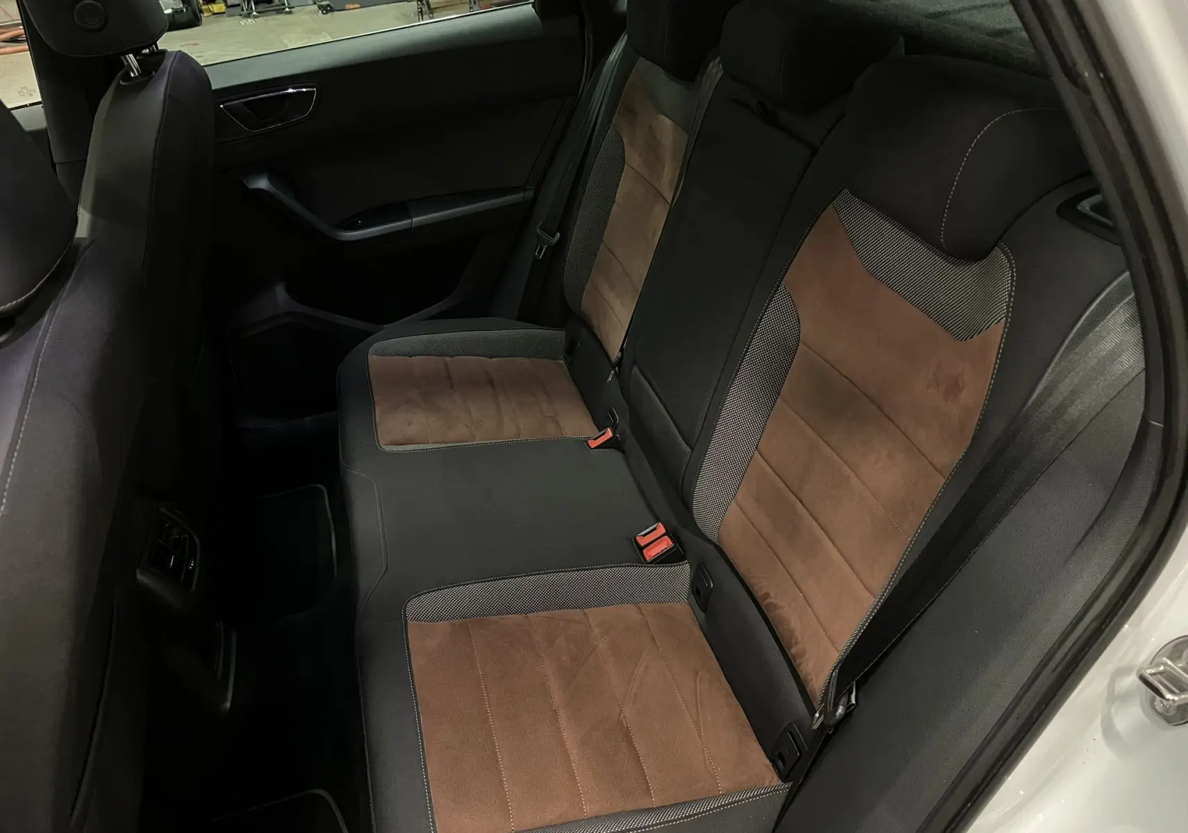 Vue intérieure côté droit des sièges arrière bi-matière marron et noir du SEAT Ateca blanc de 2016.