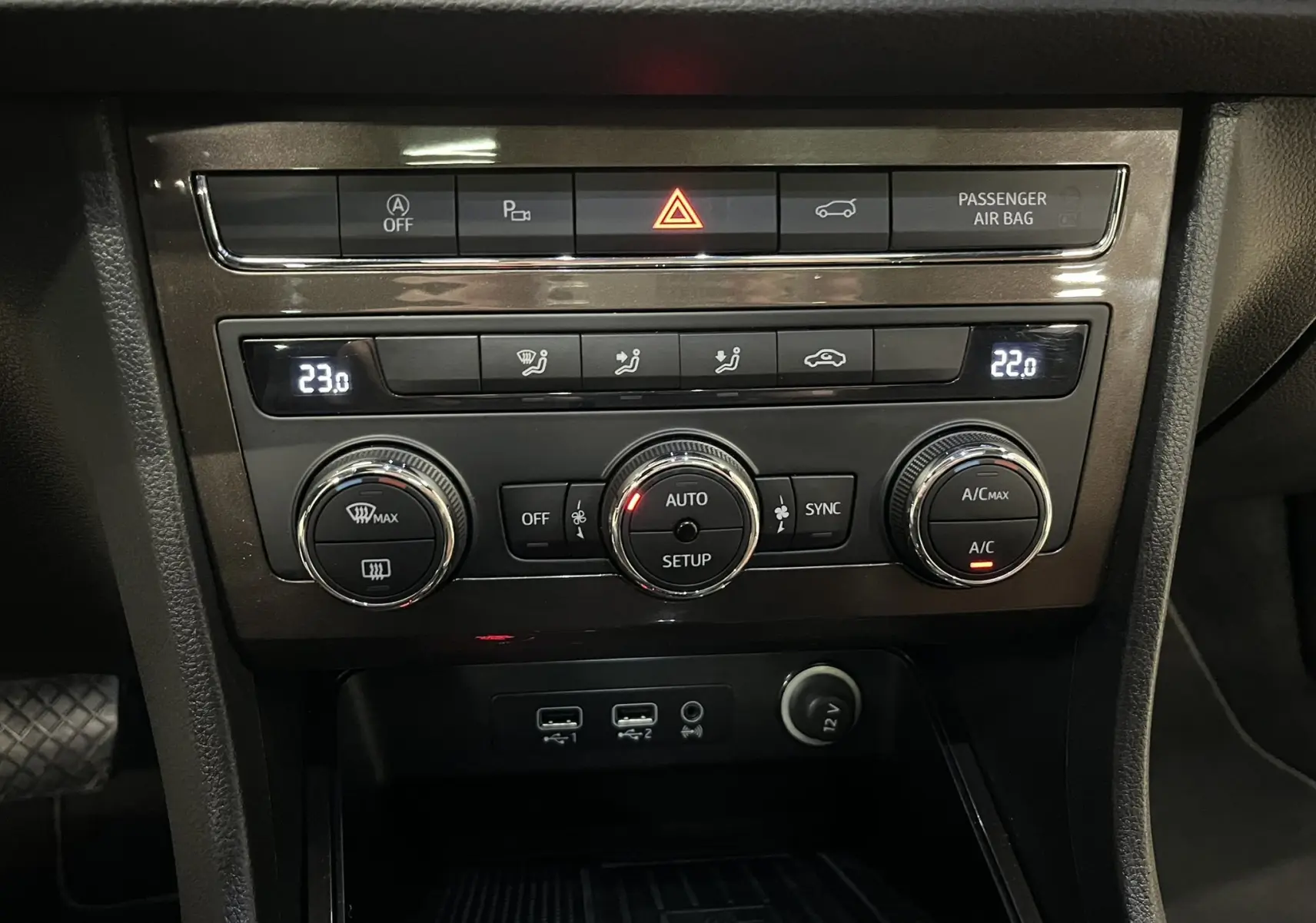 Tableau de bord du SEAT Ateca 2016, vue frontale centrée sur la console de climatisation avec commandes numériques et boutons noirs.