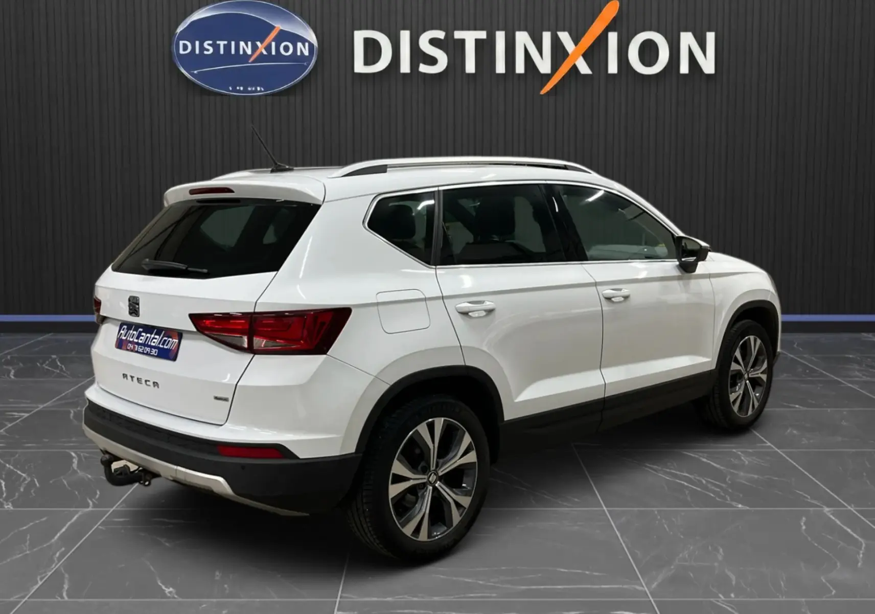 SEAT Ateca blanc en 3/4 arrière droit, SUV avec barres de toit et jantes alliage bicolores.