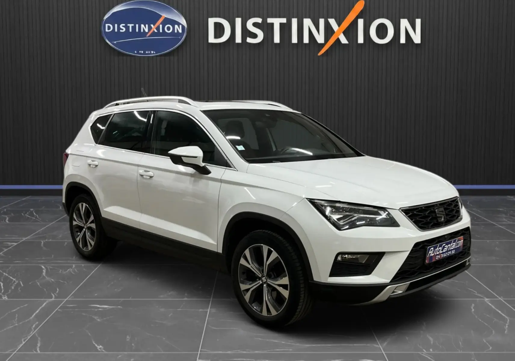 SEAT Ateca blanc en 3/4 avant droit, SUV avec jantes alliage bicolores et toit ouvrant visible.