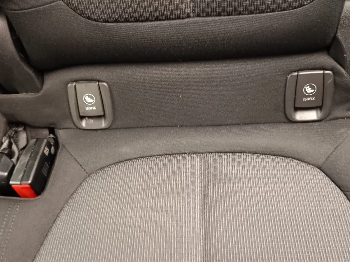 Détail des fixations ISOFIX sur la banquette arrière en tissu gris de la BMW Série 2 Gran Tourer F46.
