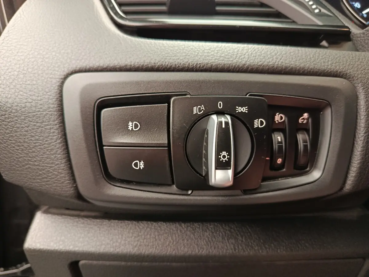 Gros plan sur les commandes d’éclairage intérieures noires de la BMW Série 2 Gran Tourer 218i Lounge 2022.