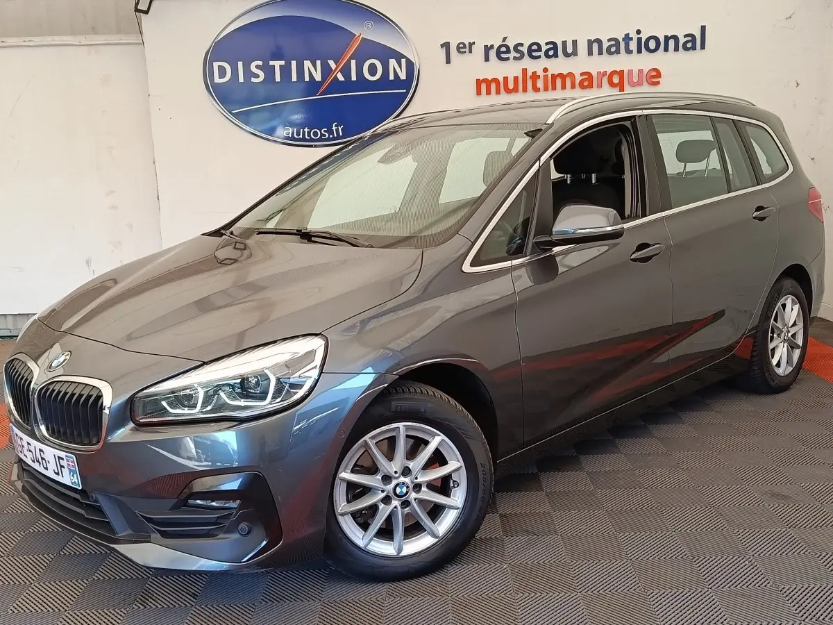 BMW Série 2 Gran Tourer gris clair vue 3/4 avant droit, avec jantes alliage et feux LED distinctifs.