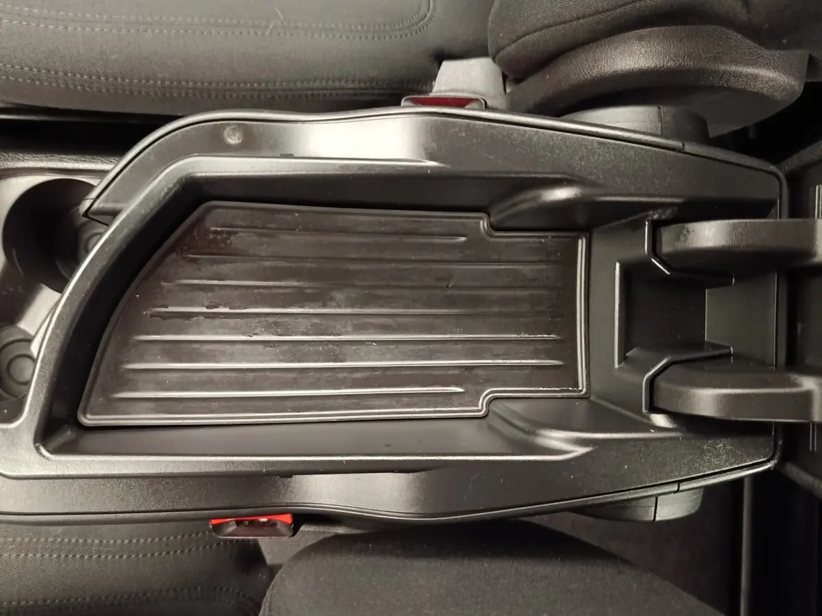 Gros plan sur la console centrale noire ouverte de la BMW Série 2 Gran Tourer 218i Lounge, montrant le rangement intérieur.