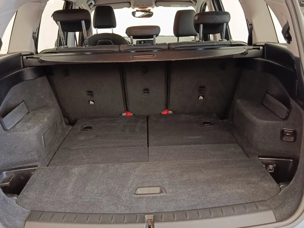 Vue arrière du coffre spacieux et tapis gris foncé de la BMW Série 2 Gran Tourer F46 218i Lounge 2022.