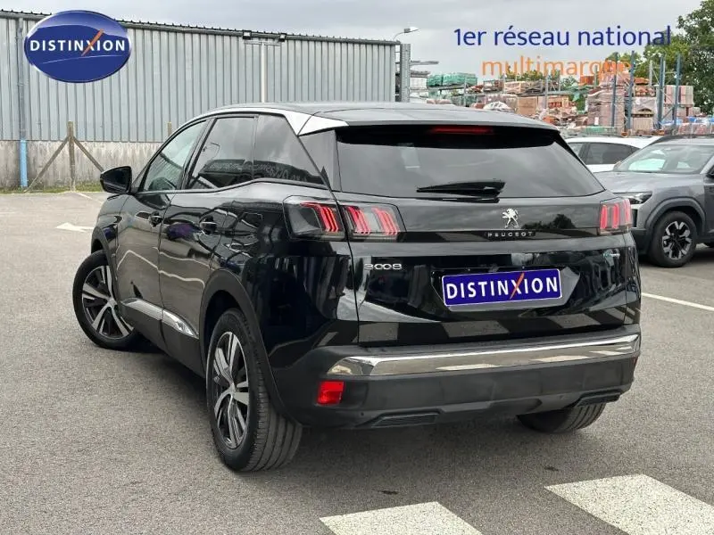 Vue 3/4 arrière droite d'un Peugeot 3008 noir Perla Nera avec feux arrière LED et jantes alliage.