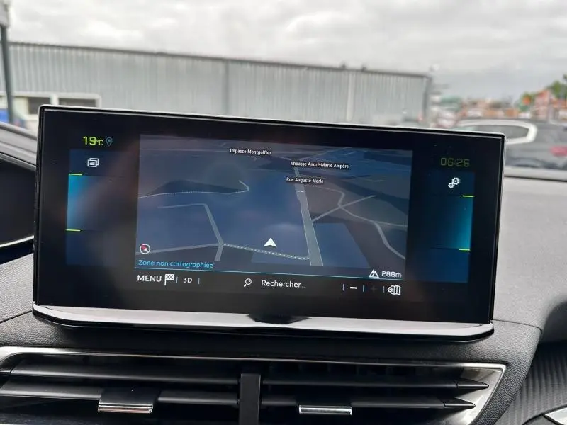Écran tactile central du tableau de bord du Peugeot 3008 noir Perla Nera avec navigation affichée en mode jour.