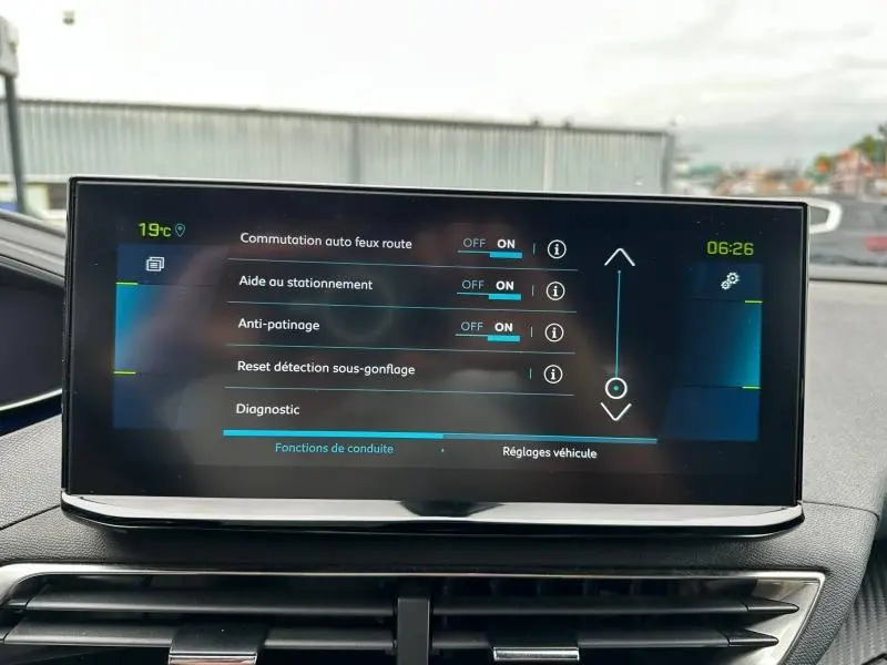 Écran tactile central du Peugeot 3008 Hybride Rechargeable 2024 affichant les réglages d'aide à la conduite.