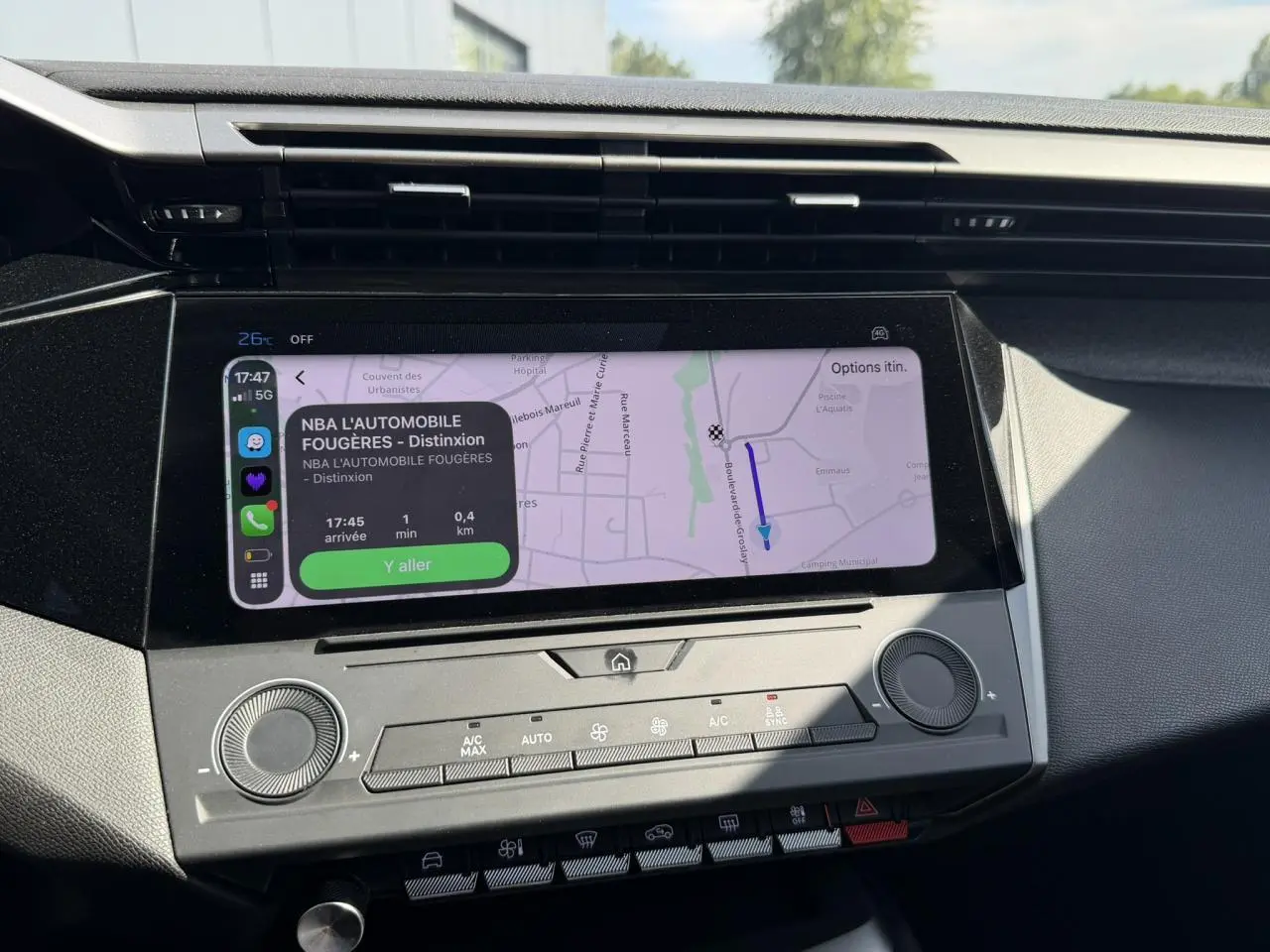 Vue rapprochée de l’écran tactile central du tableau de bord de la Peugeot 308 SW 2025, affichant un guidage GPS.
