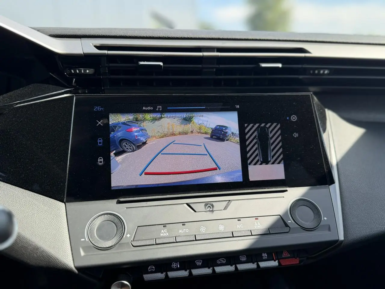 Vue rapprochée de l'écran tactile central affichant la caméra de recul dans un Peugeot 308 SW noir Perla.