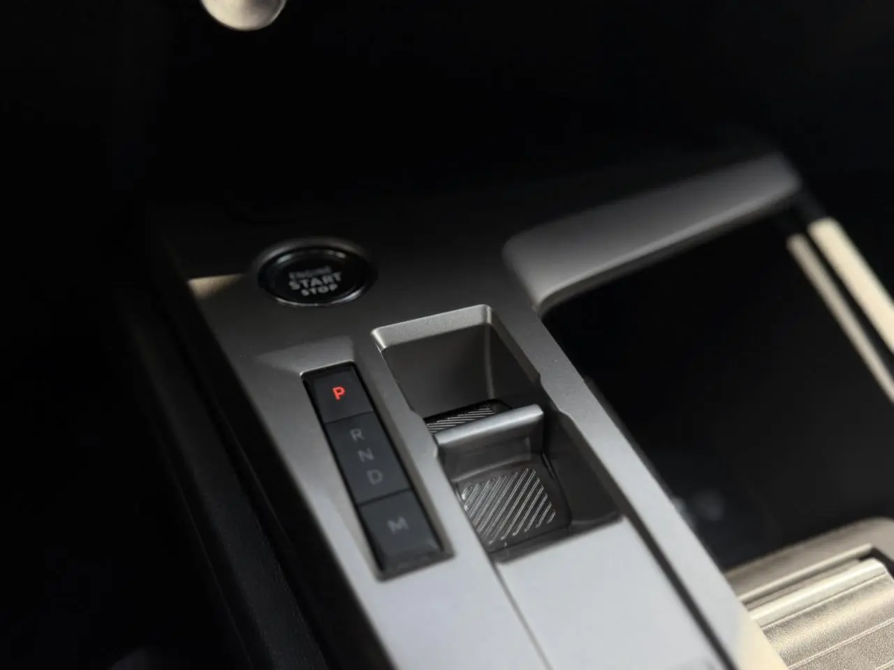 Gros plan sur la console centrale de la Peugeot 308 SW 2025, montrant la commande de boîte auto et le bouton start/stop.