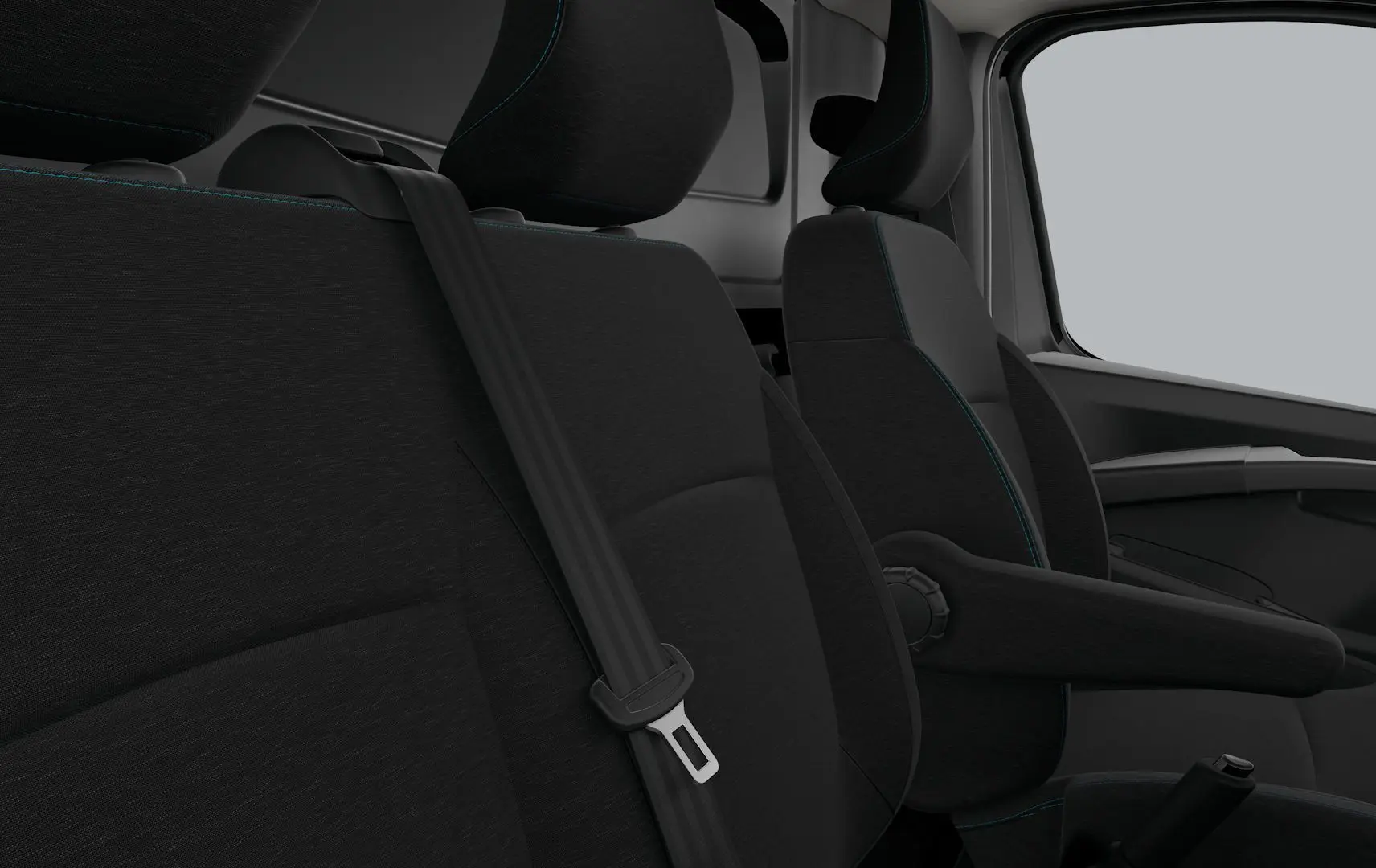 Vue intérieure centrée sur la console centrale du Renault Trafic Fourgon noir crépuscule, avec écran tactile et levier de vitesses manuel.