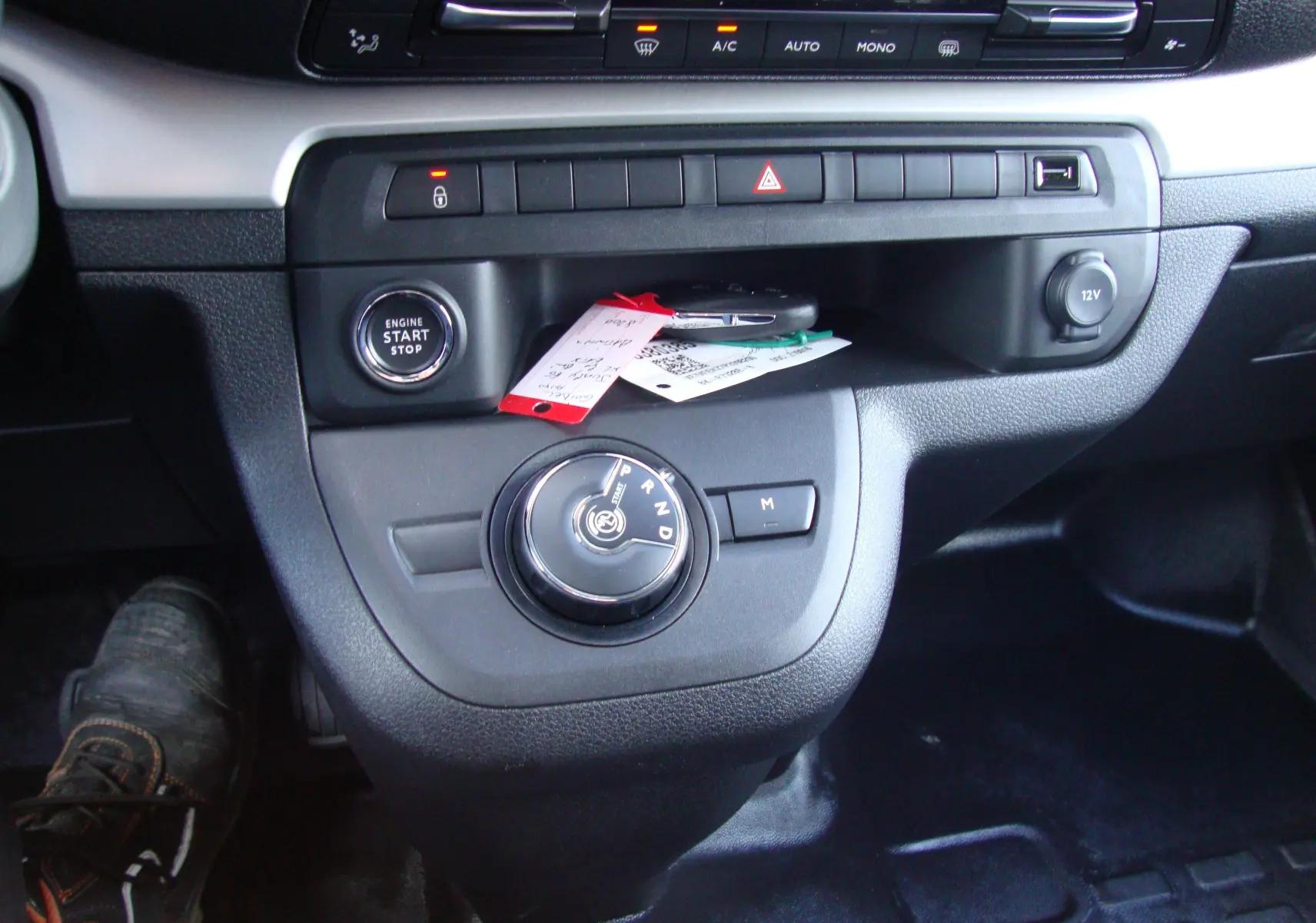 Gros plan sur la console centrale du Citroën Jumpy XL gris platinum, avec bouton start/stop et sélecteur de boîte automatique.