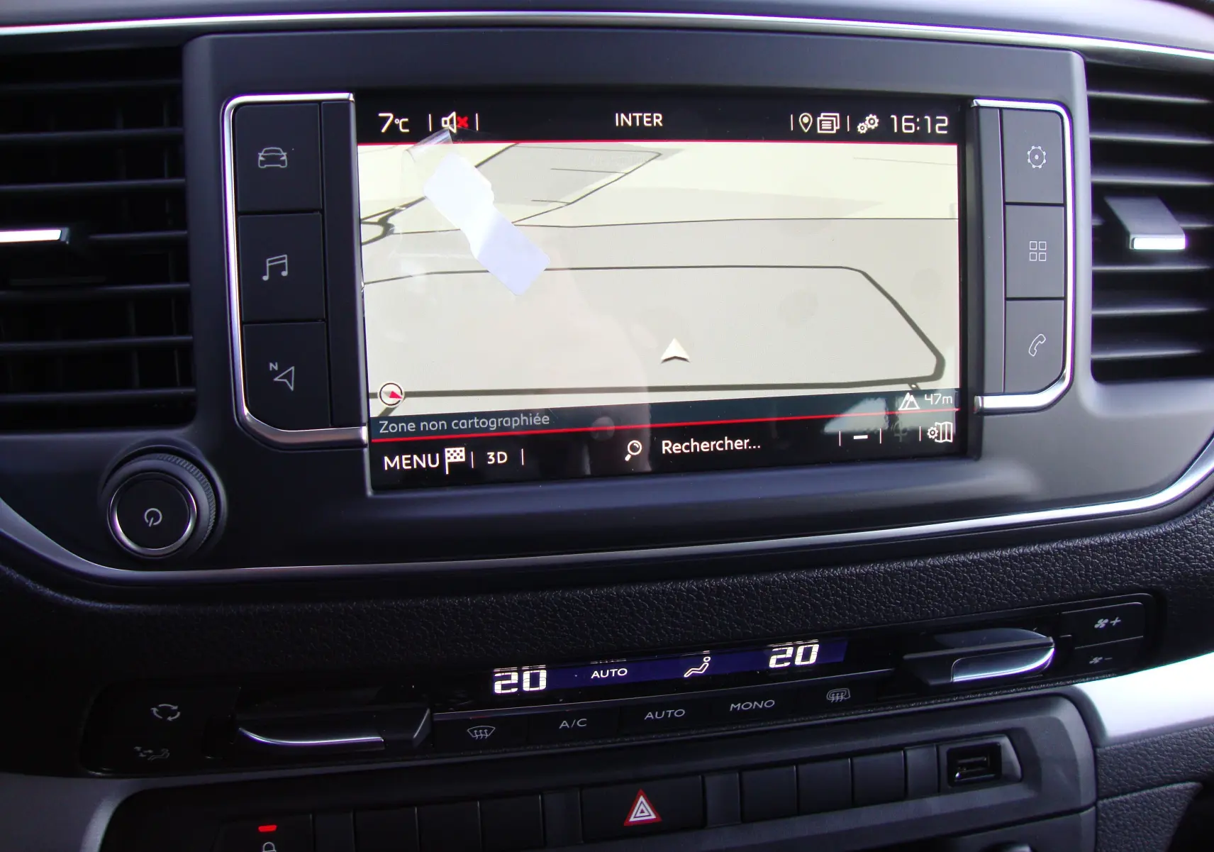 Vue rapprochée de l'écran tactile central et de la console de climatisation du Citroën Jumpy XL gris platinum 2024.