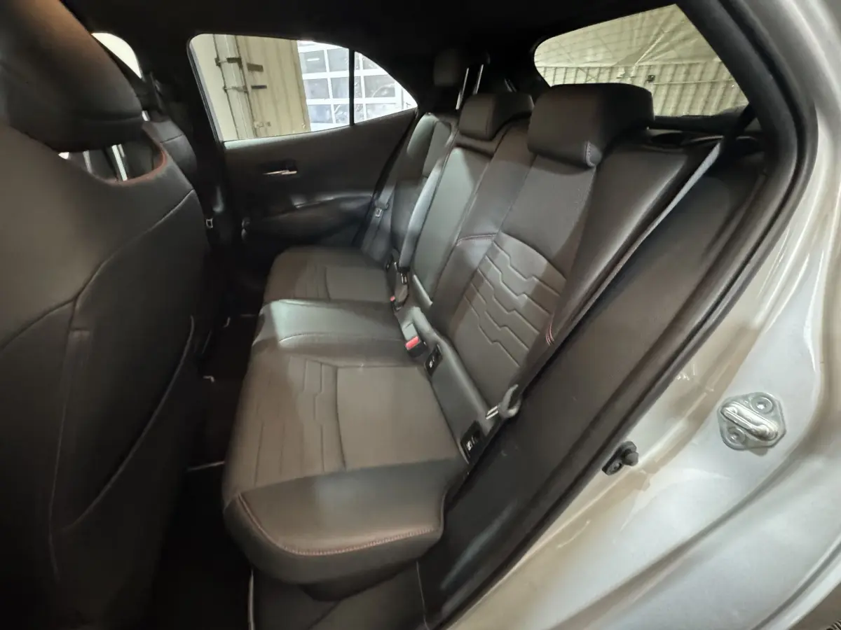 Vue côté droit sur la banquette arrière en cuir noir de la Toyota Corolla Hybride 122h Collection gris clair 2021.