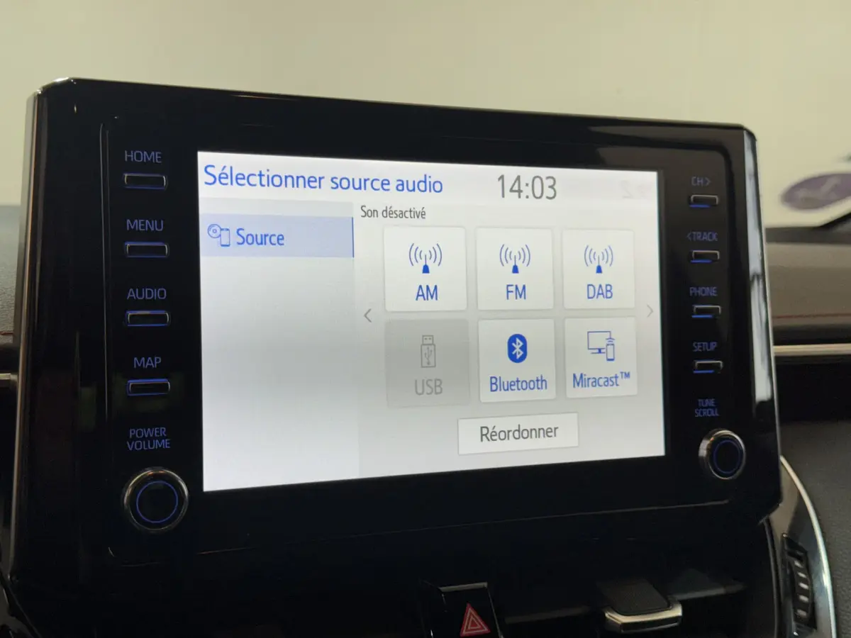 Écran tactile central de la Toyota Corolla Hybride 122h Collection 2021 affichant les options audio Bluetooth et USB.