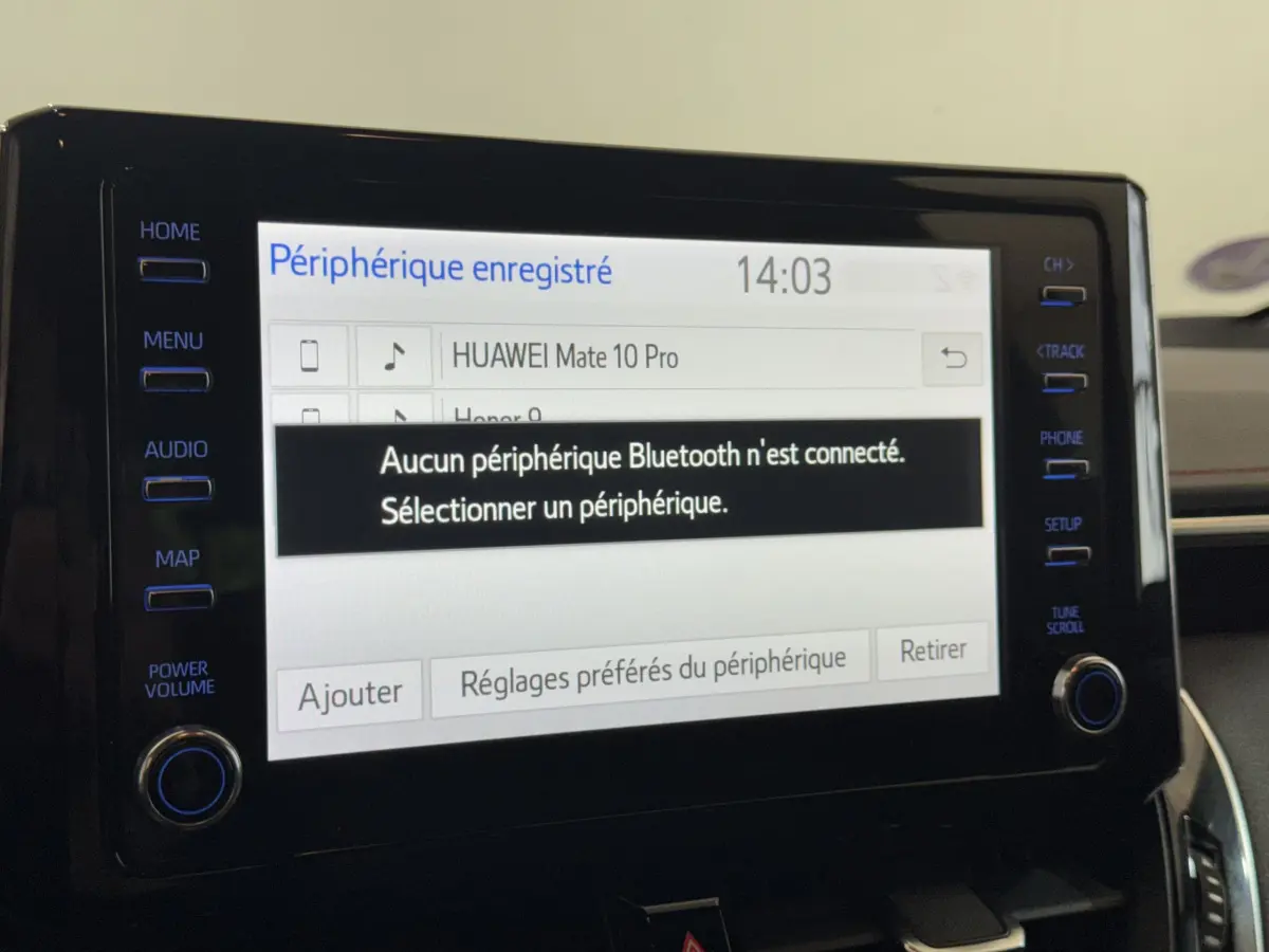 Écran tactile multimédia de la Toyota Corolla Hybride 122h Collection affichant la connexion Bluetooth, vue intérieure.
