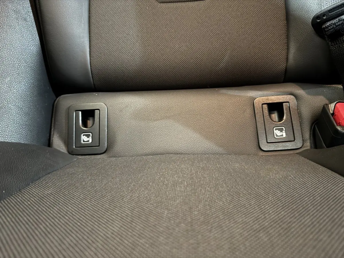 Gros plan sur les fixations Isofix noires sur la banquette arrière grise de la Toyota Corolla Hybride 122h Collection 2021.