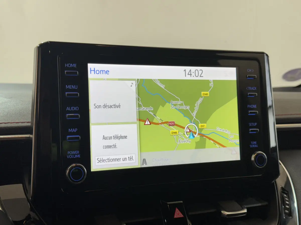 Écran tactile 8 pouces du système de navigation de la Toyota Corolla Hybride 122h Collection, tableau de bord noir.