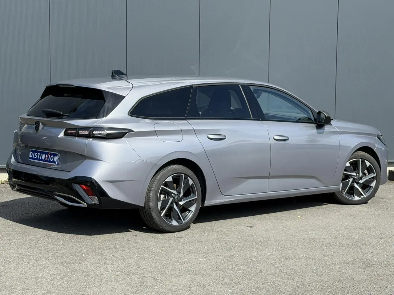 Peugeot 308 SW gris Artense vue de profil côté droit, avec jantes alliage 17'' et vitres surteintées.