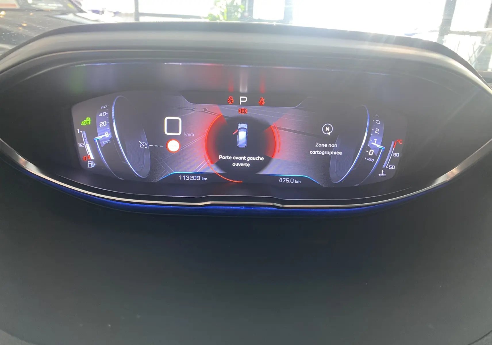 Tableau de bord numérique du Peugeot 5008 blanc, affichant porte avant gauche ouverte et compteur à 113209 km.