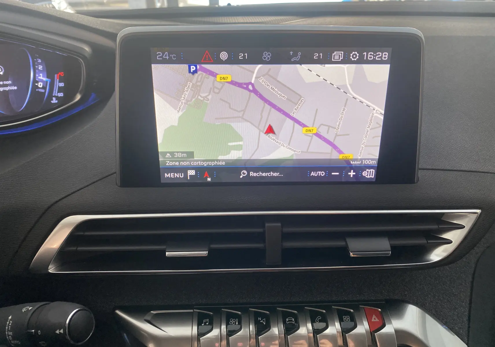 Écran tactile central avec navigation GPS et commandes intégrées sur tableau de bord noir du Peugeot 5008 blanc.