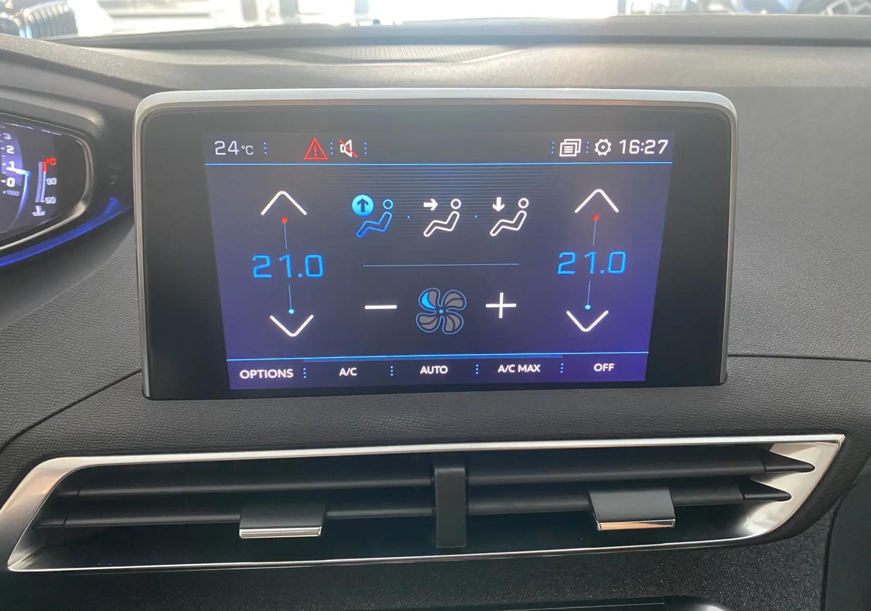 Écran tactile central affichant la climatisation à 21°C dans l'habitacle d'une Peugeot 5008 blanc Blanquise.