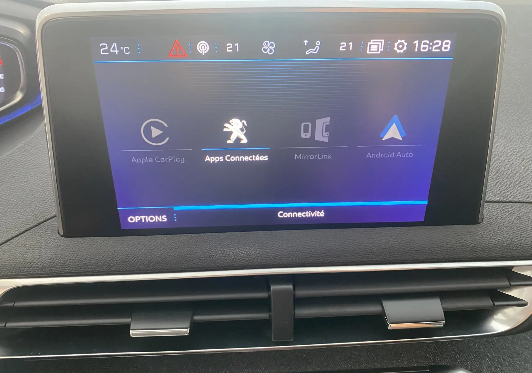 Écran central tactile du tableau de bord du Peugeot 5008 blanc, affichant les options de connectivité Apple CarPlay et Android Auto.