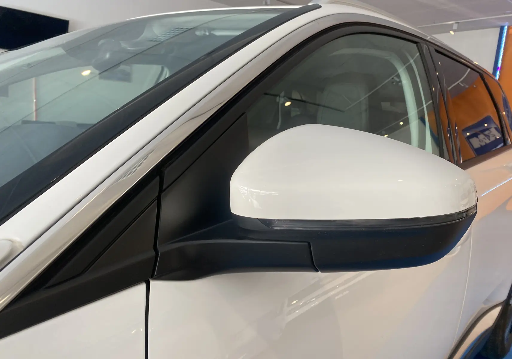 Gros plan sur le rétroviseur côté gauche blanc du Peugeot 5008 blanc Blanquise, vue latérale avant.