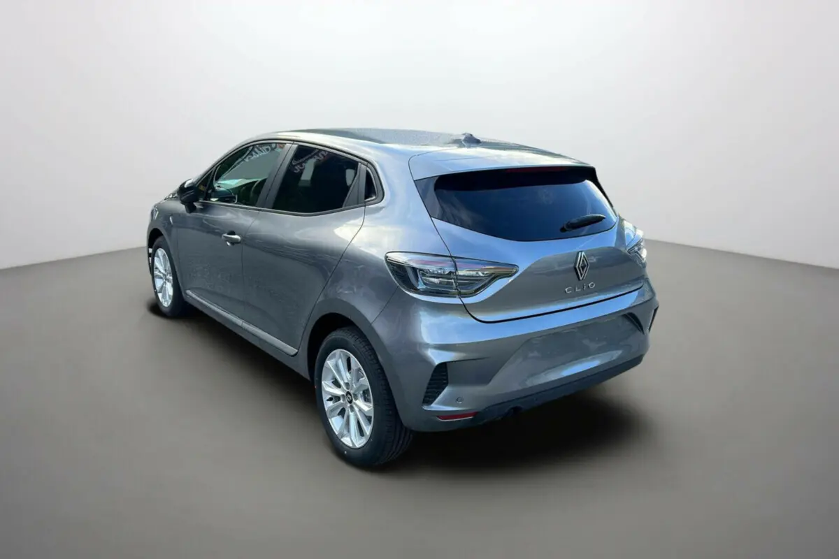 Renault Clio 2025 gris schiste vue 3/4 arrière droit, avec vitres teintées et jantes alliage distinctives.