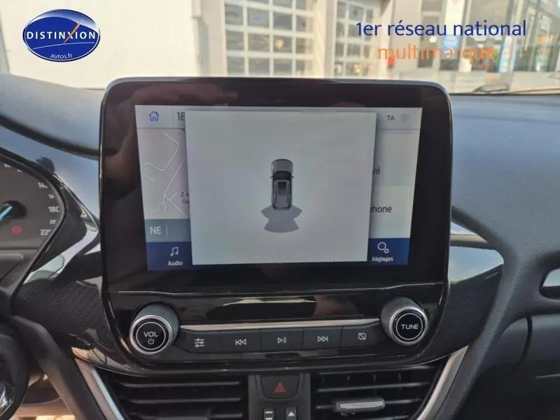 Écran tactile central du Ford Puma 2022 gris Fashion, affichant la vue 360° du véhicule en stationnement.