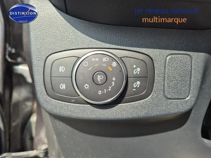 Gros plan sur la commande d'éclairage intérieure du Ford Puma 2022 en Fashion Gris Métallisé, avec réglages variés visibles.