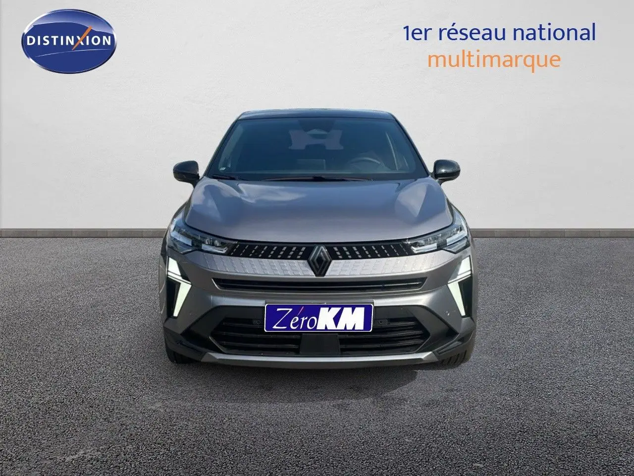 Vue frontale d'un Renault Captur E-Tech hybride gris Cassiopée avec toit noir et feux LED allumés.