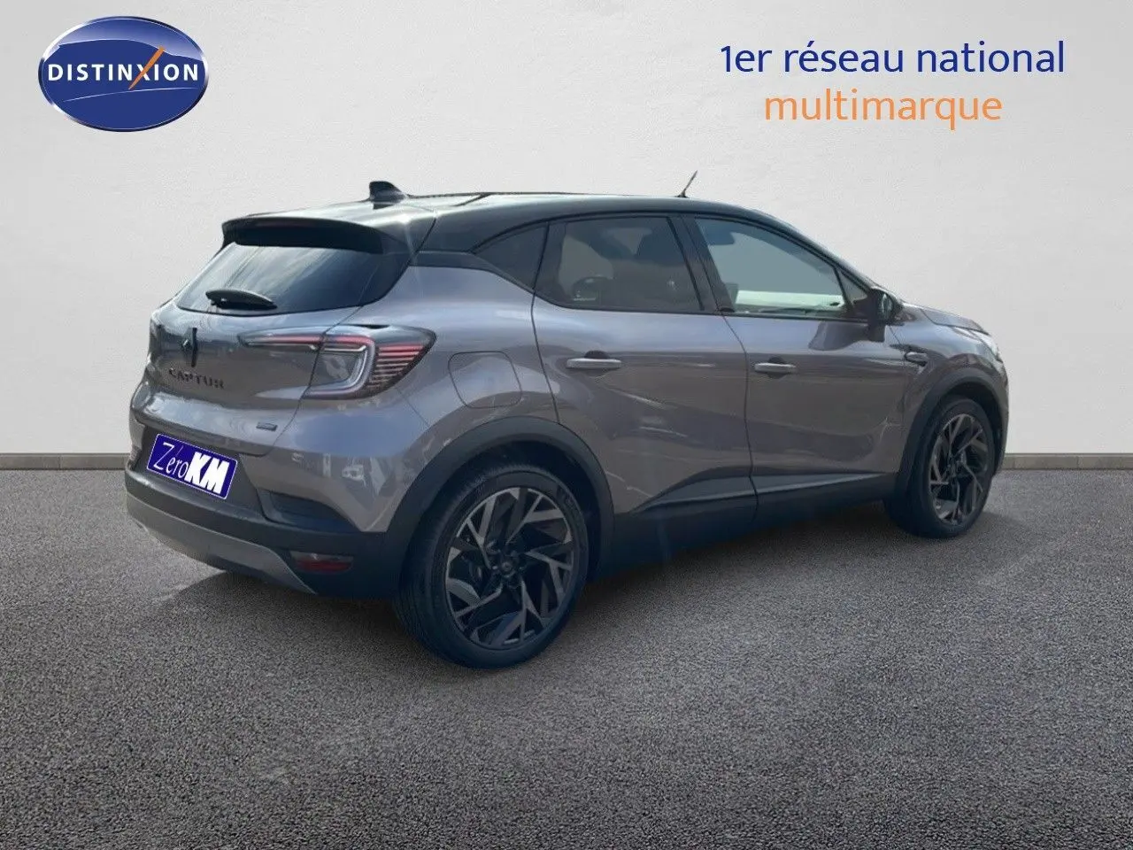 Renault Captur E-Tech hybride gris cassiopée toit noir vu de 3/4 arrière côté droit avec jantes noires.