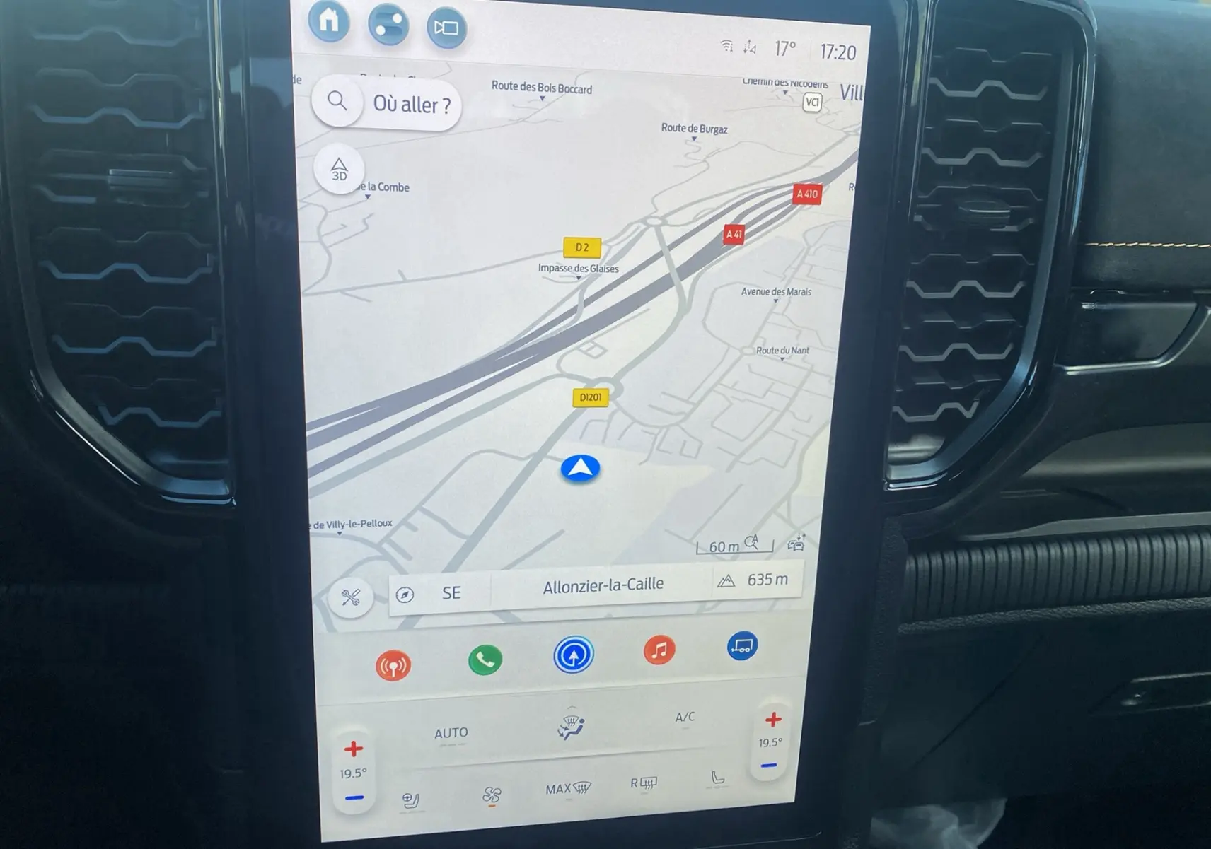 Écran tactile central du Ford Ranger 2025 affichant la navigation GPS avec commandes climatisation et multimédia.