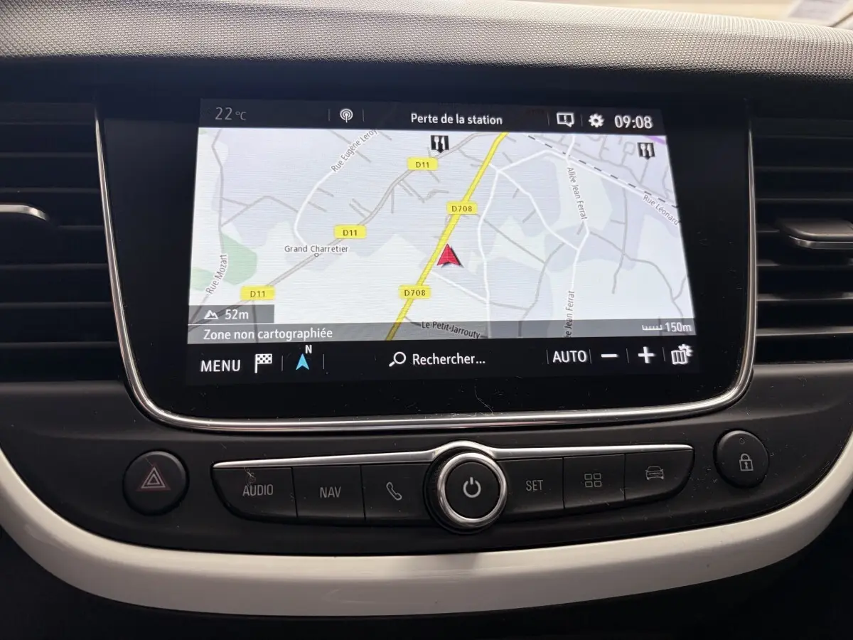 Écran tactile central de navigation de l’Opel Crossland blanc, vue rapprochée du tableau de bord intérieur.