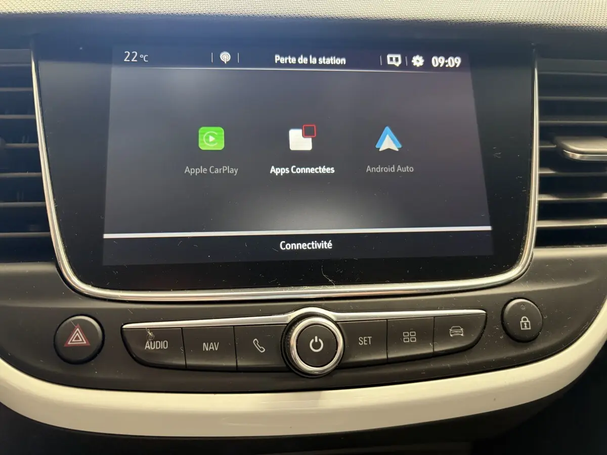 Écran tactile central de l’Opel Crossland 2021 affichant Apple CarPlay et Android Auto, vue intérieure frontale.