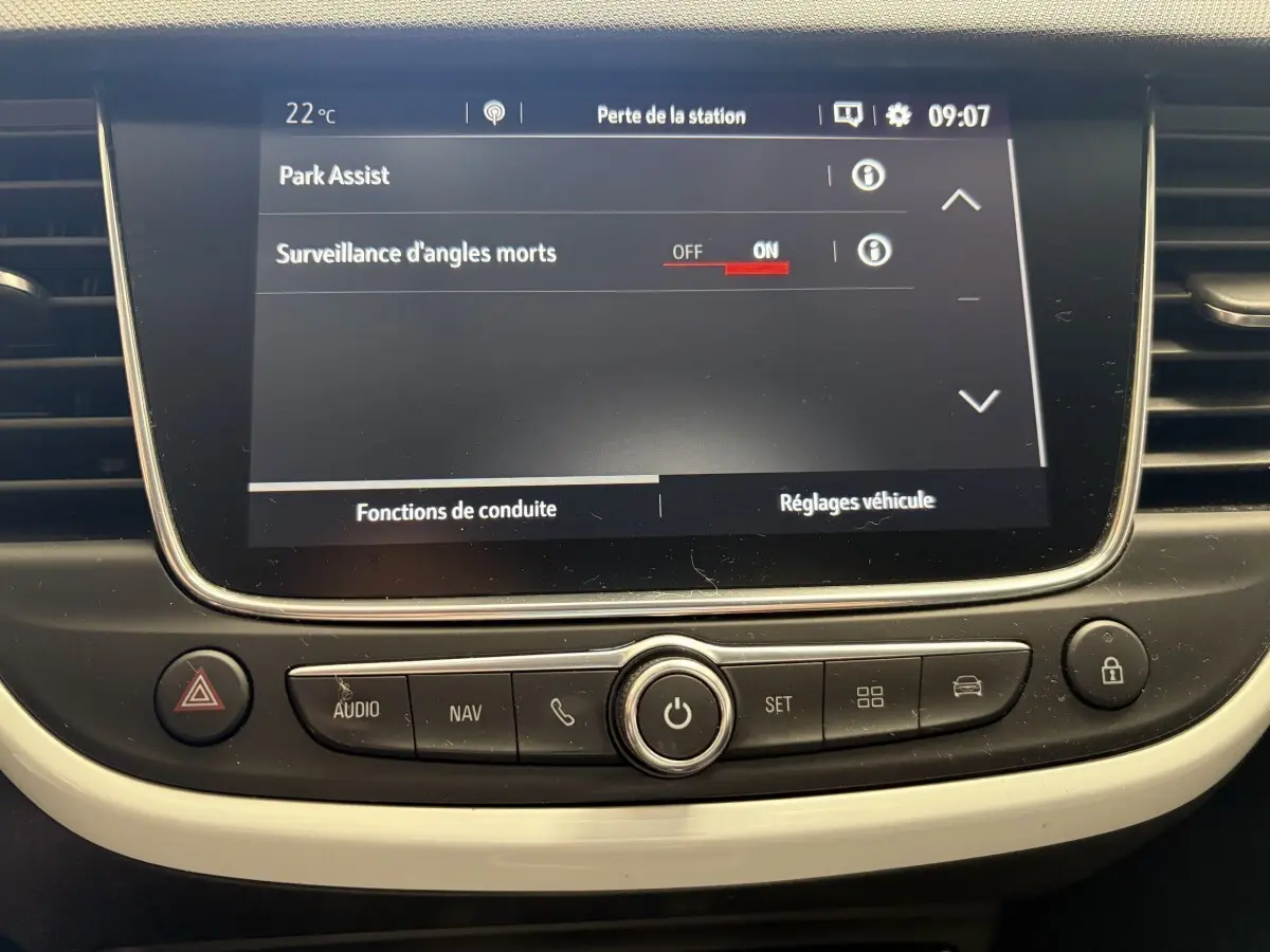 Écran tactile central de l’Opel Crossland blanc 2021 montrant l’activation de la surveillance d’angles morts.