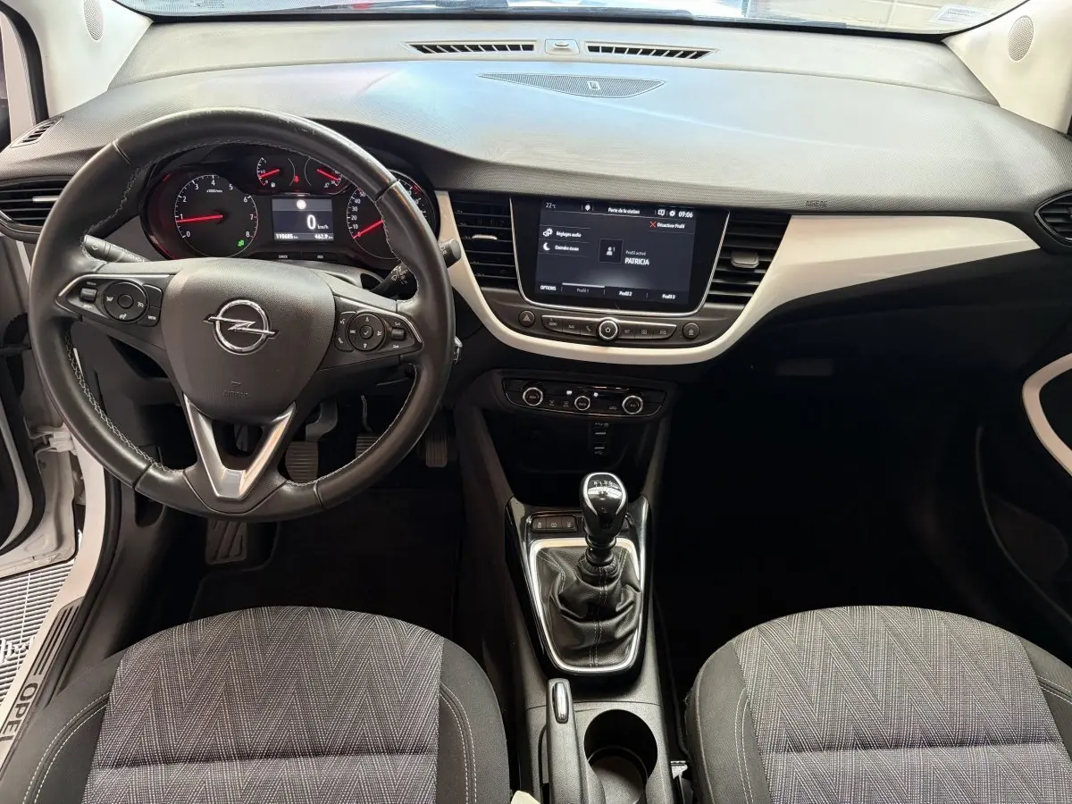 Vue intérieure avant de l’Opel Crossland 2021, volant cuir multifonctions, tableau de bord avec écran tactile et boîte manuelle.