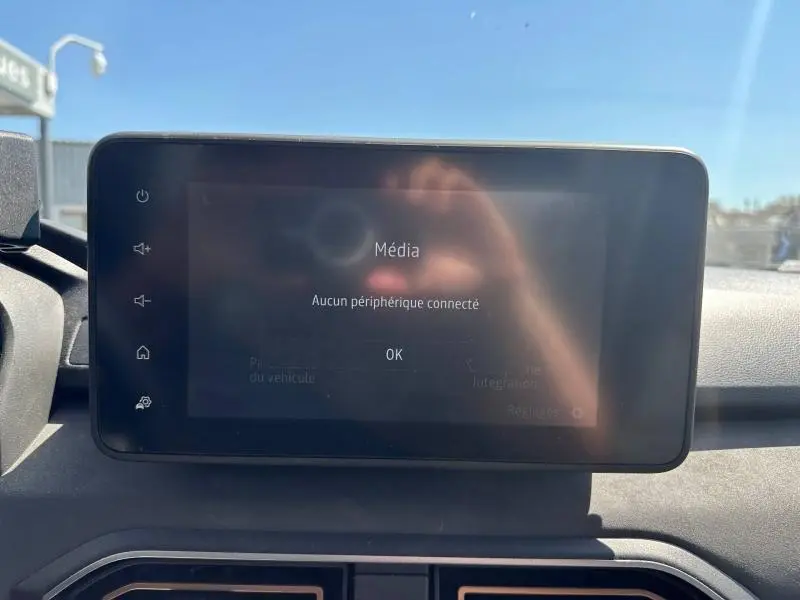 Écran tactile central du tableau de bord de la Dacia Sandero 2025, affichant le message "Aucun périphérique connecté".
