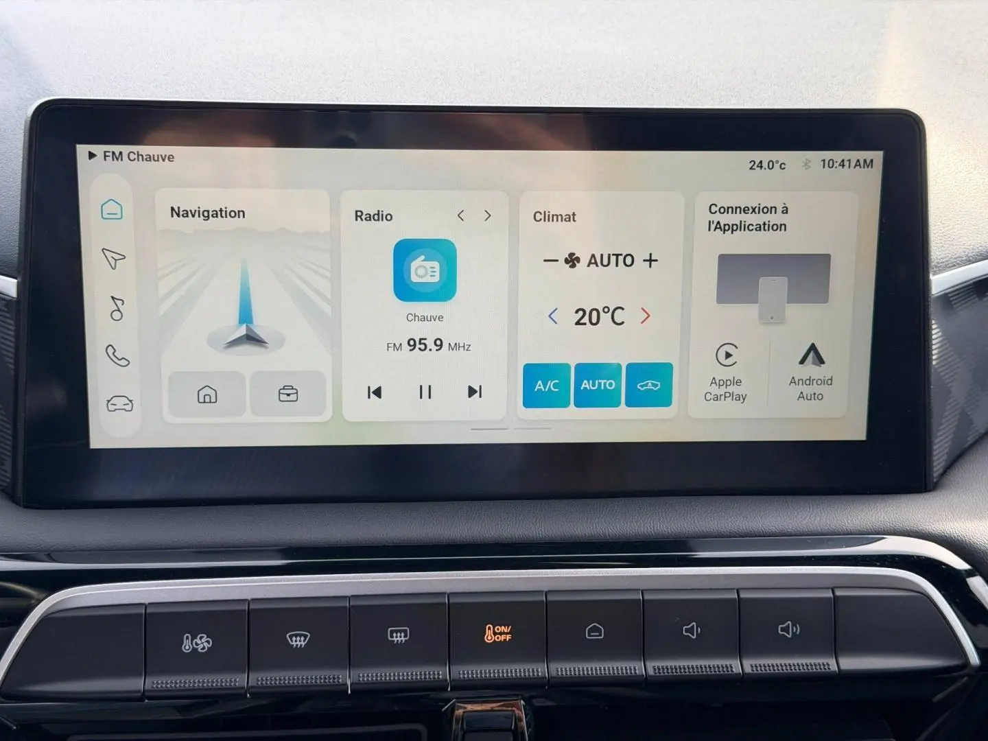 Écran tactile central affichant navigation, radio et climatisation dans l’habitacle du MG3 Como Blue 2025.