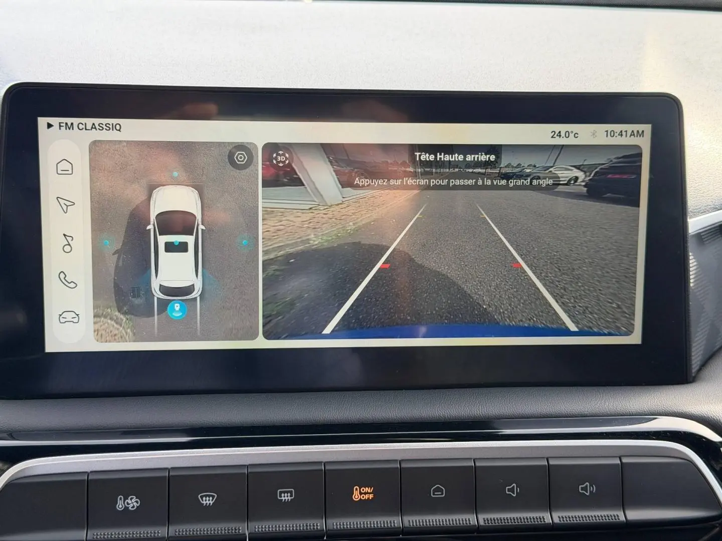 Écran tactile intérieur montrant la caméra de recul et la vue 360° du MG3 1.5 Hybrid+ 195ch Luxury Como Blue.