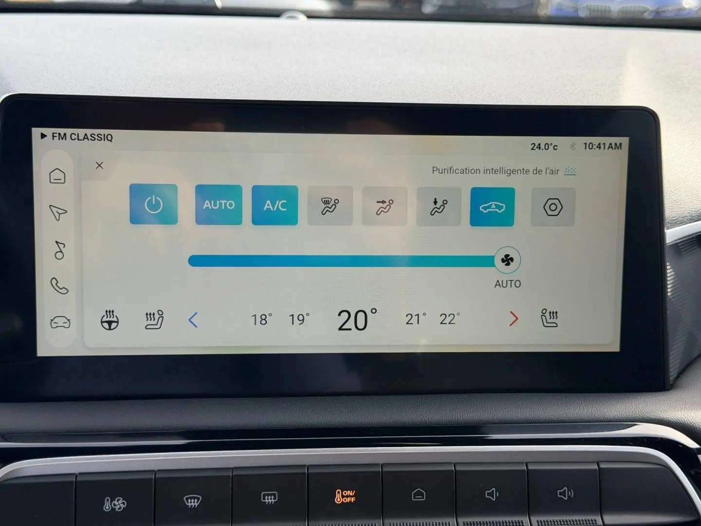Écran tactile central affichant la climatisation automatique à 20°C dans l’habitacle du MG3 Como Blue.