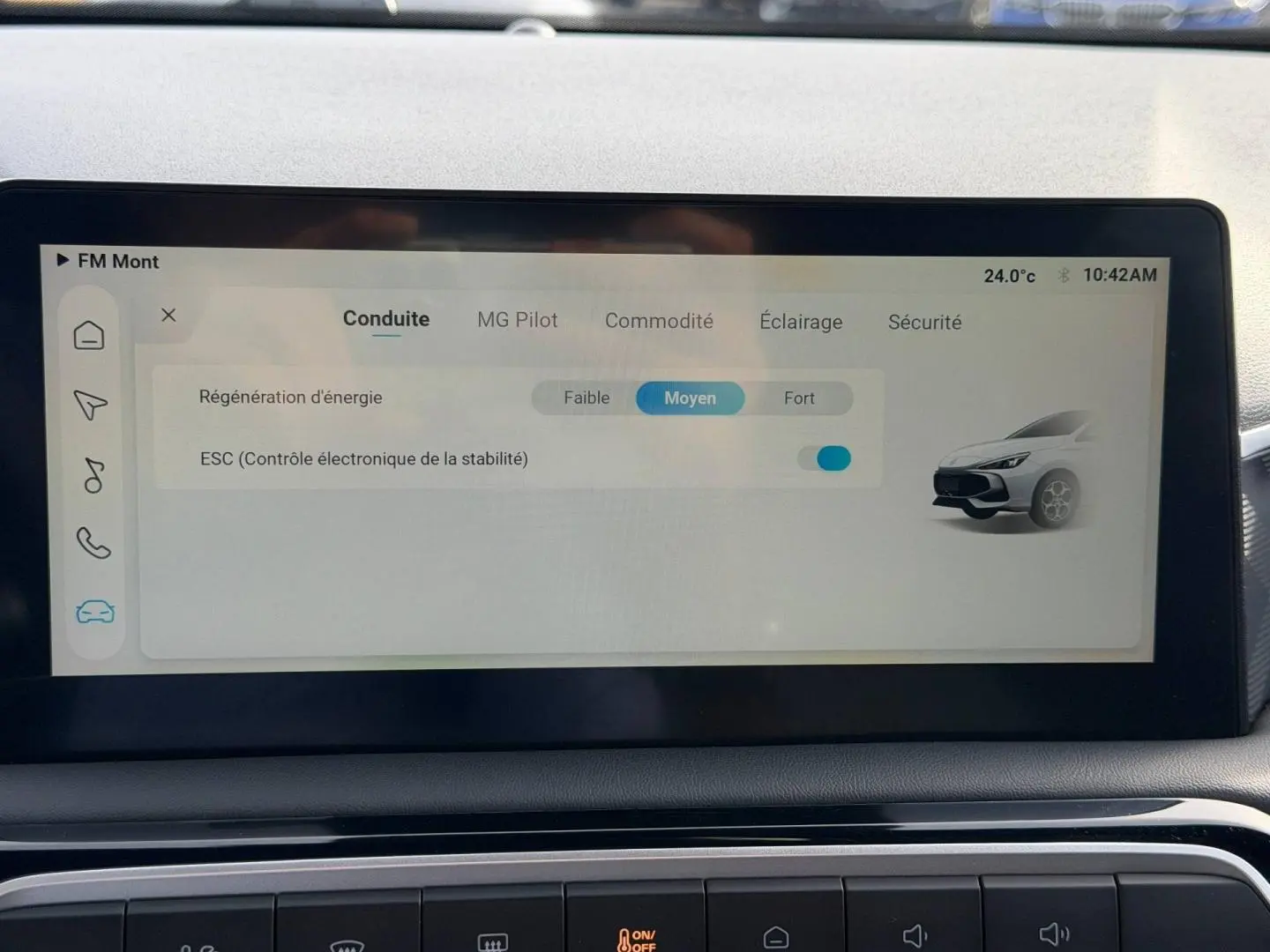 Écran tactile intérieur du MG3 1.5 Hybrid+ 195ch Luxury montrant les réglages de conduite.