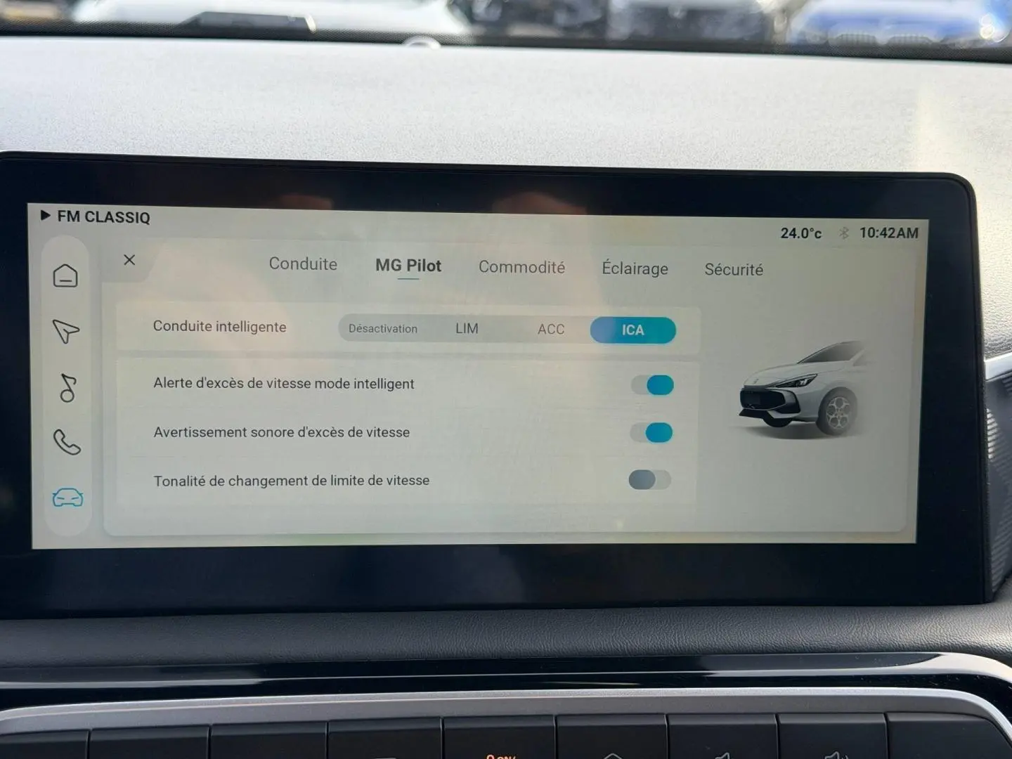 Écran tactile central du MG3 1.5 Hybrid+ Luxury affichant les options d’aide à la conduite, vue intérieure frontale.