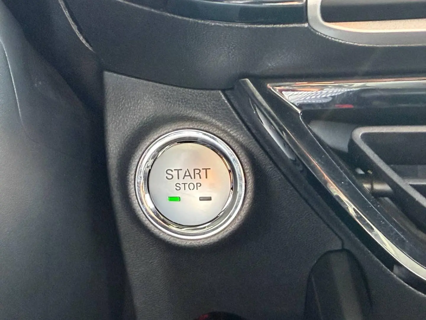 Bouton start/stop rond avec éclairage vert sur tableau de bord noir du MG3 1.5 Hybrid+ Luxury 2025.