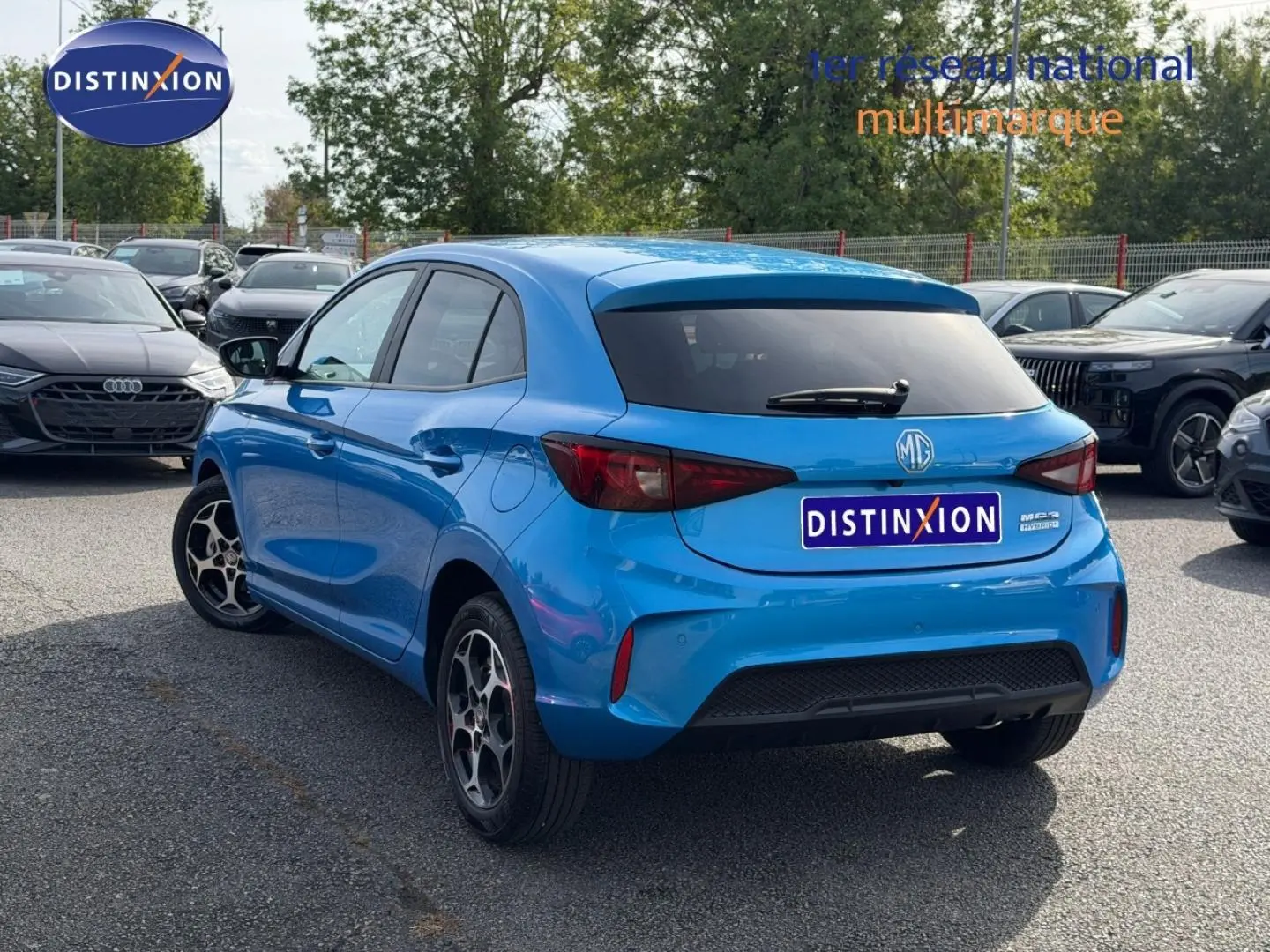 Vue 3/4 arrière droite de la MG3 1.5 Hybrid+ Luxury 2025 en Como Blue métallisé avec vitres arrière surteintées.