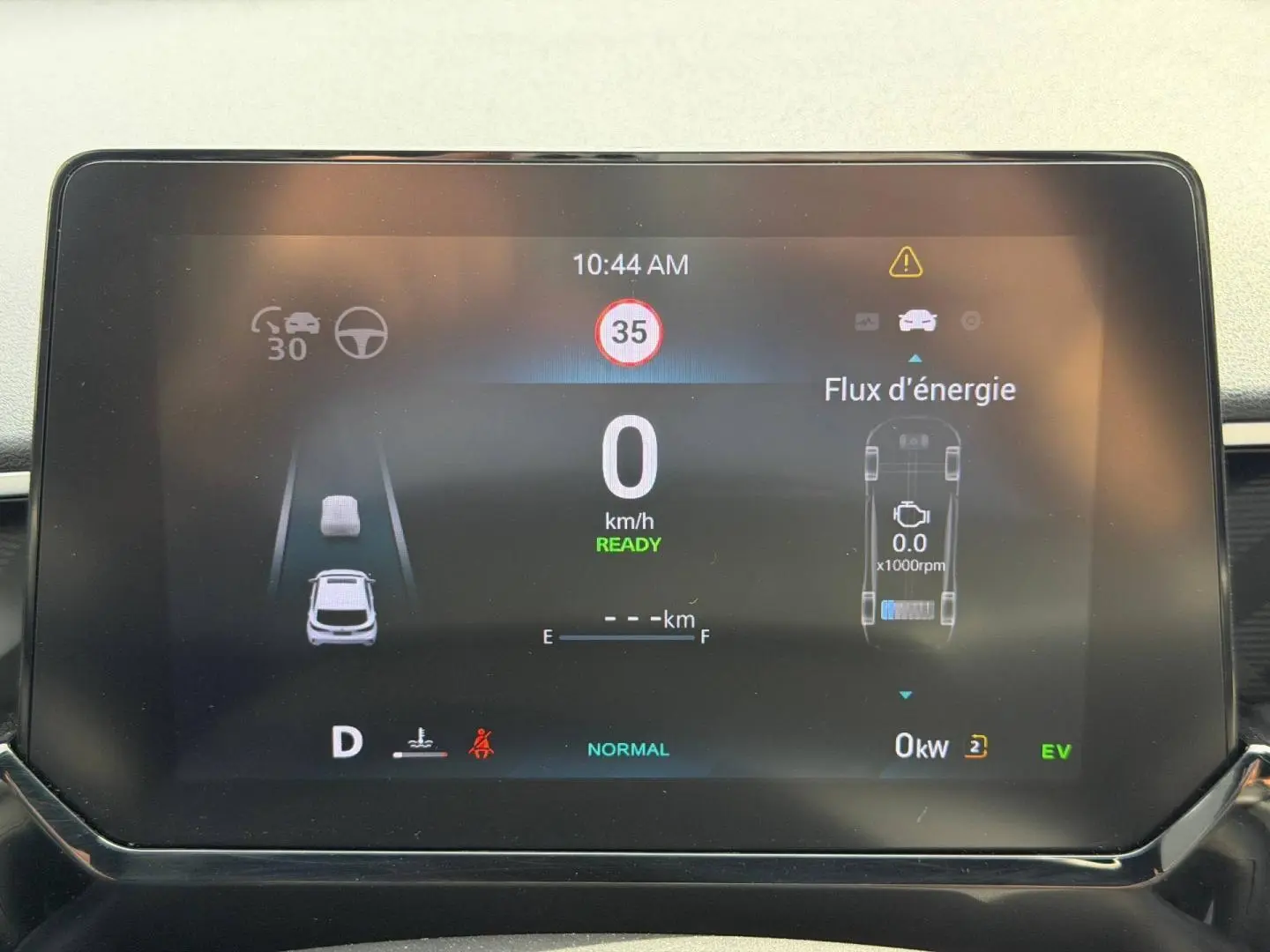Écran multifonction du tableau de bord du MG3 1.5 Hybrid+ 195ch Luxury affichant la vitesse et flux d'énergie.